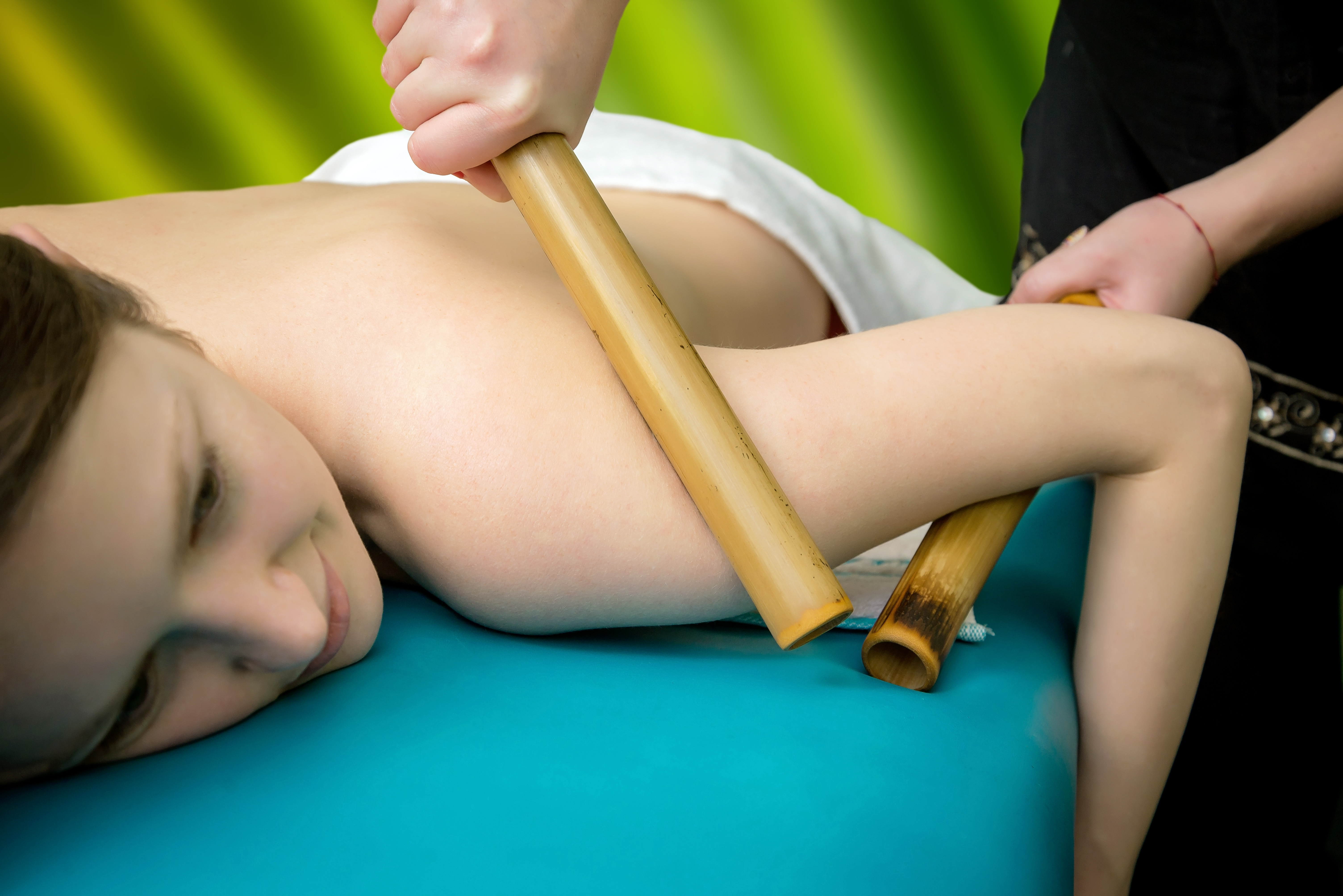 Massagem com Bambus